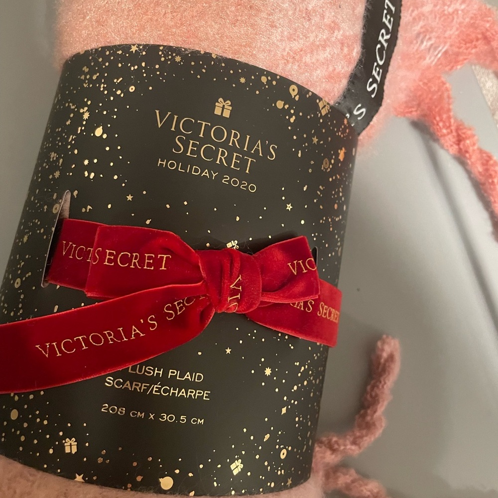 VS plush plaid scarf New in packaging